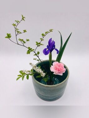 🌿 Handmade Green Pottery Ikebana Vase with Frog 🌿